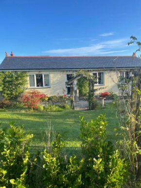 Honeycomb Cottage - a quiet, charming, cosy retreat in the countryside only 2 miles from one of Cornwall's best beaches